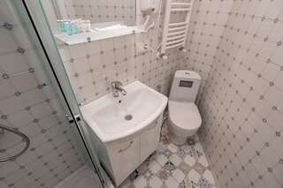 Апарт-отели Mini Hotel on Aghmashenebeli Ave Тбилиси Номер с кроватью размера «queen-size»-4